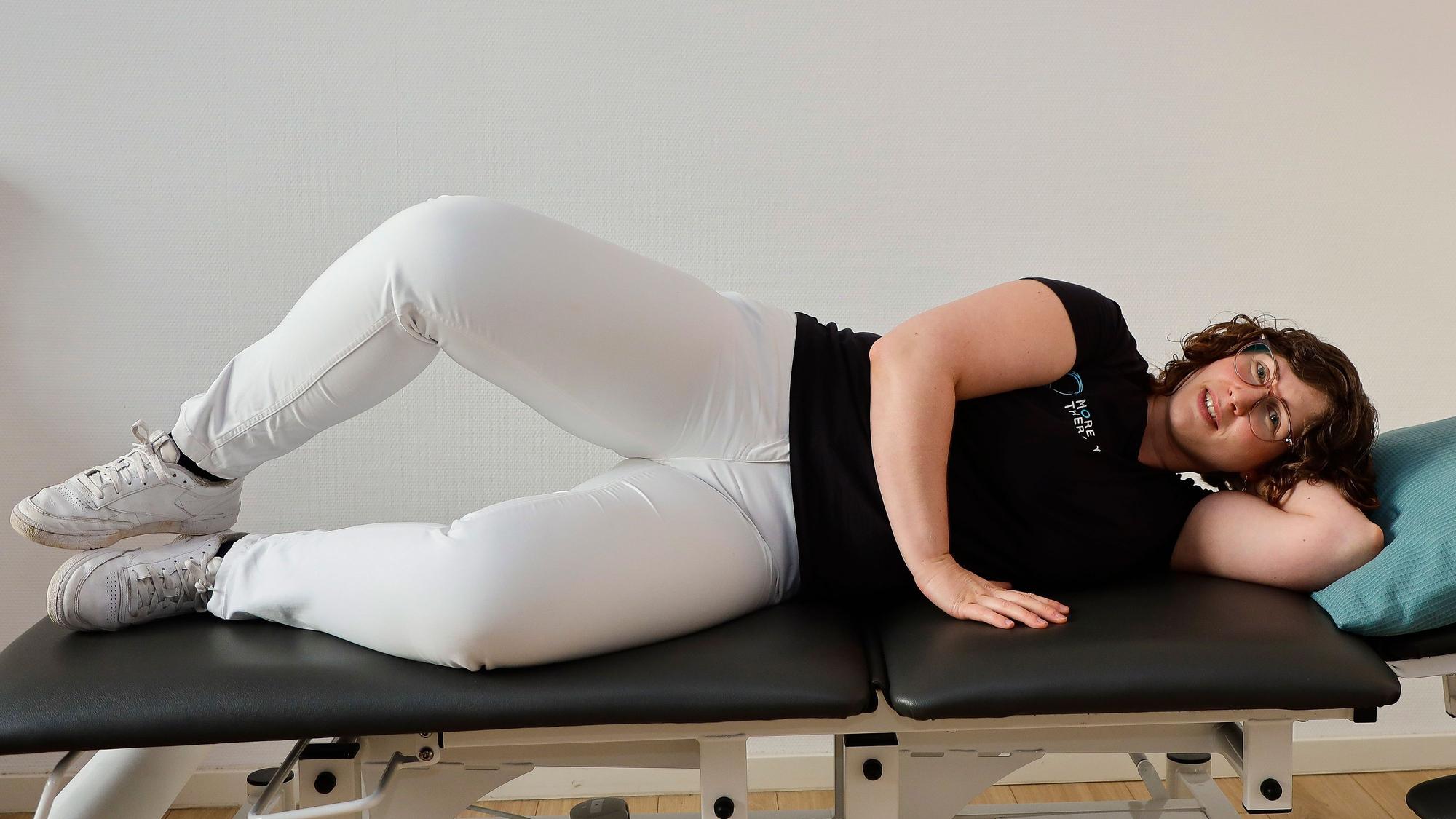 Physiotherapeutin Anna Schweitzer zeigt eine Übung für den Beckenboden.