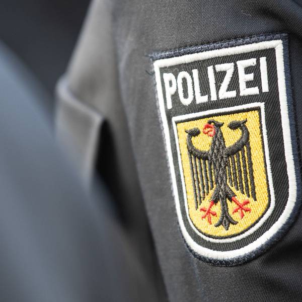 Das Abzeichen der Bundespolizei ist auf der Jacke eines Polizisten zu sehen. (Symbolbild)