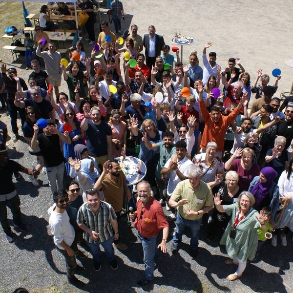 Das Foto zeigt Ehrenamtler, Geflüchtete und Kürtener Bürger beim Sommerfest des Fluchtpunkts.