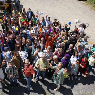 Das Foto zeigt Ehrenamtler, Geflüchtete und Kürtener Bürger beim Sommerfest des Fluchtpunkts.