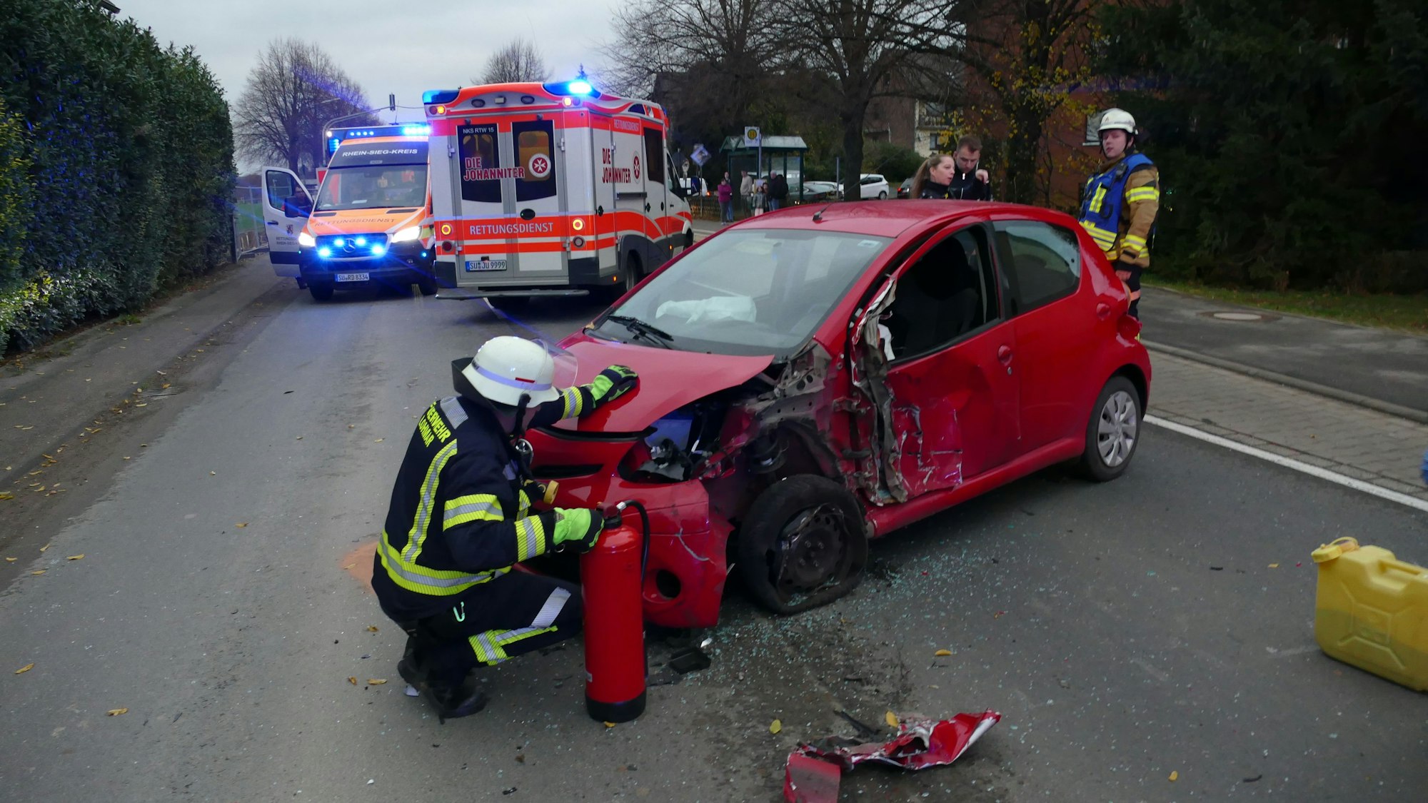 Der rote Toyota Aygo wurde von dem Lkw erfasst.