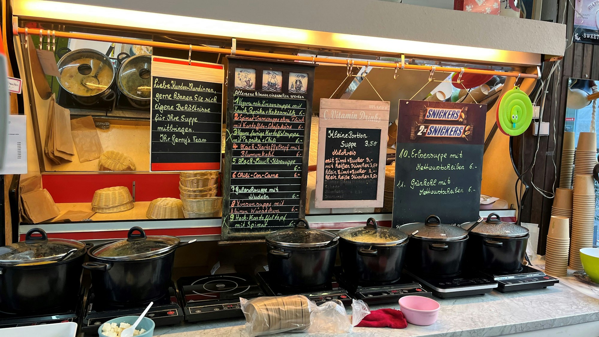 Suppentheke bei „Gernys Schnelleinkauf für Stressliebhaber“.