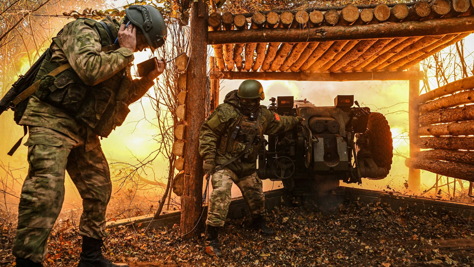 Eine russische Artillerieeinheit feuert auf ukrainische Stellungen. Zuletzt musste die russische Armee Rückschläge hinnehmen. Die Stimmung bei der Truppe sei schlecht, heißt es. (Archivbild)