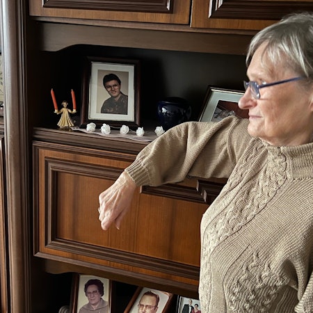 Monika Stampe steht in ihrem Wohnzimmer vor einem Foto ihres tödlich verunglückten Sohnes Andreas.