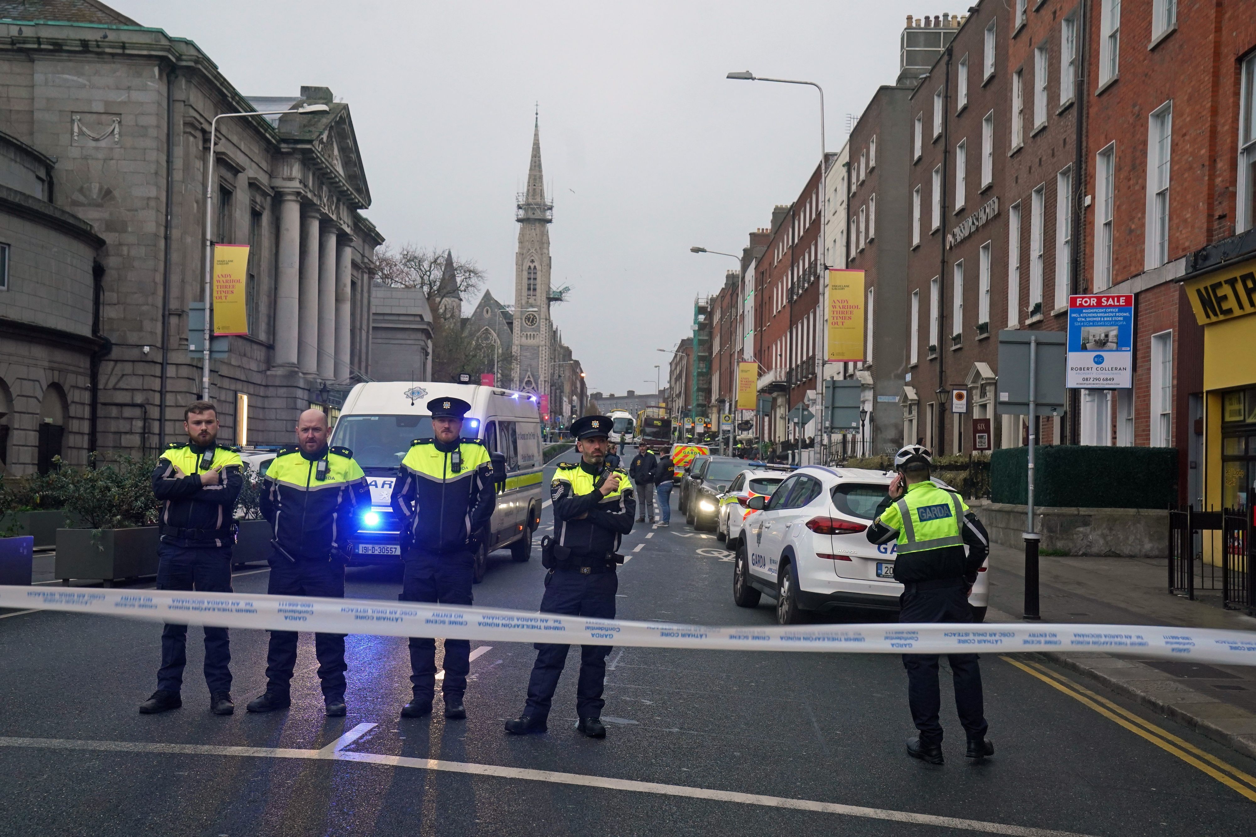 Polizisten stehen an einem abgesperrten Tatort am Parnell Square East.