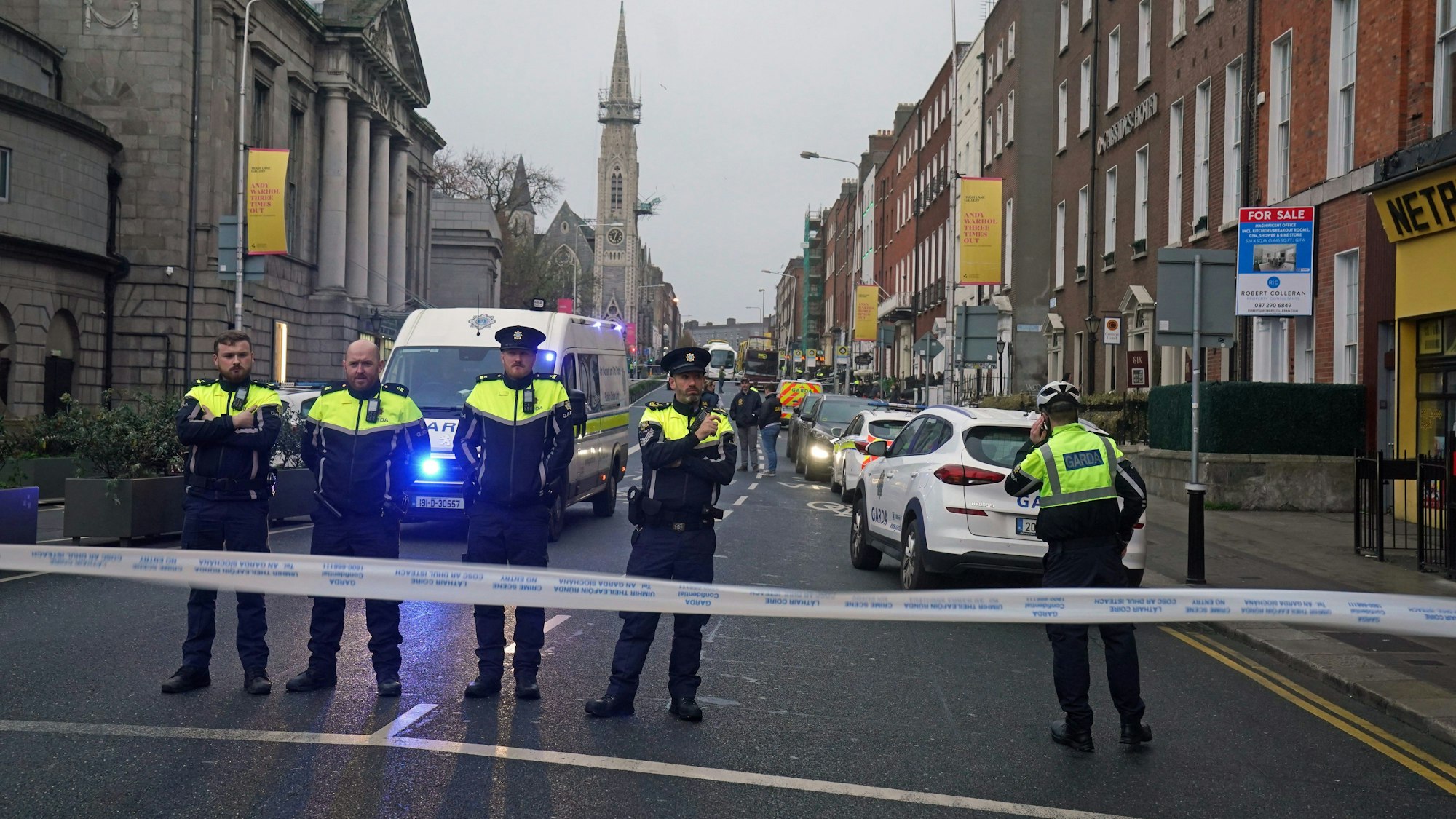 Polizisten stehen an einem abgesperrten Tatort am Parnell Square East.