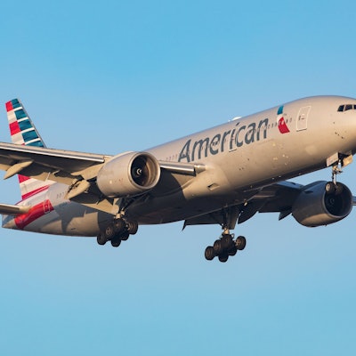 Eine Boeing 777 der US-amerikanischen Fluggesellschaft American Airlines im Landeanflug. (Symbolbild)