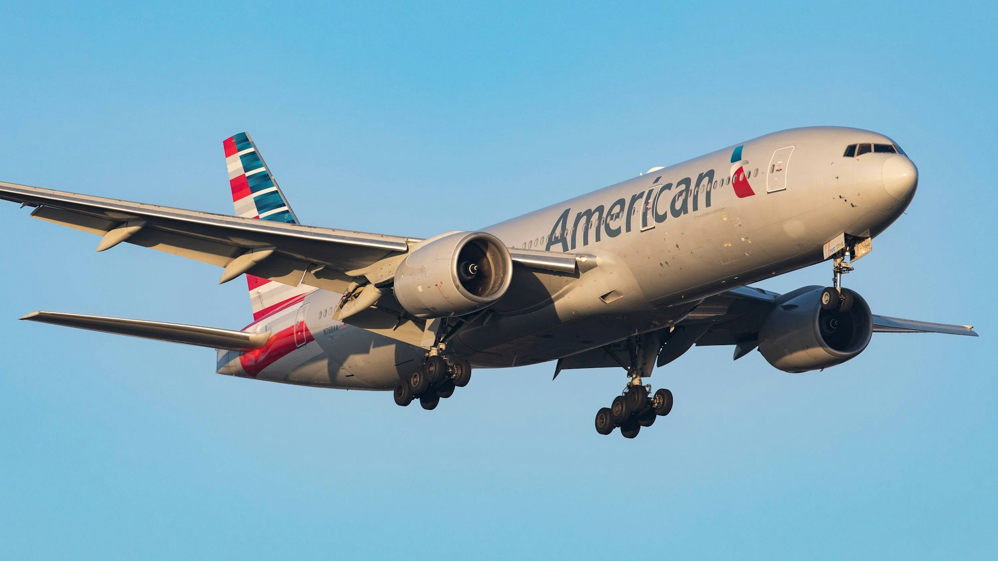 Eine Boeing 777 der US-amerikanischen Fluggesellschaft American Airlines im Landeanflug. (Symbolbild)