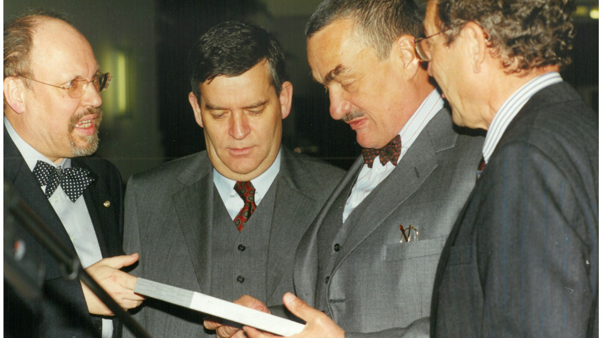 Vier Herren im Gepräch.