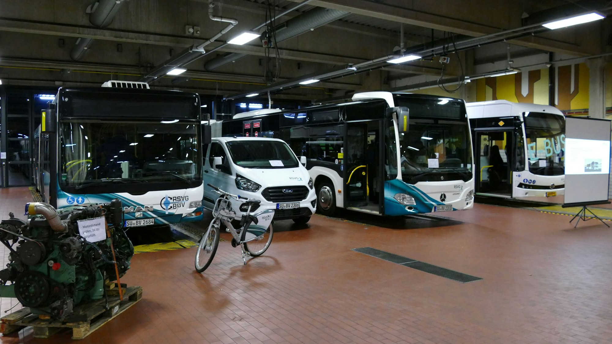 Ein Fuhrpark der RSVG steht in einer Halle.