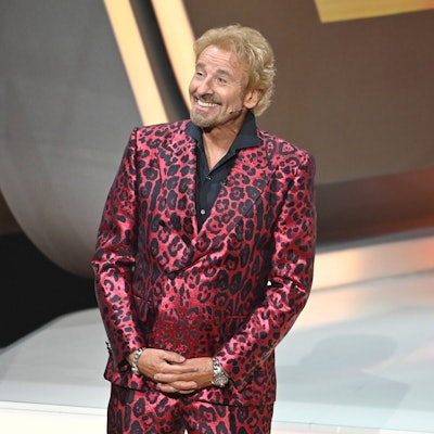 Thomas Gottschalk lacht in Richtung Publikum.