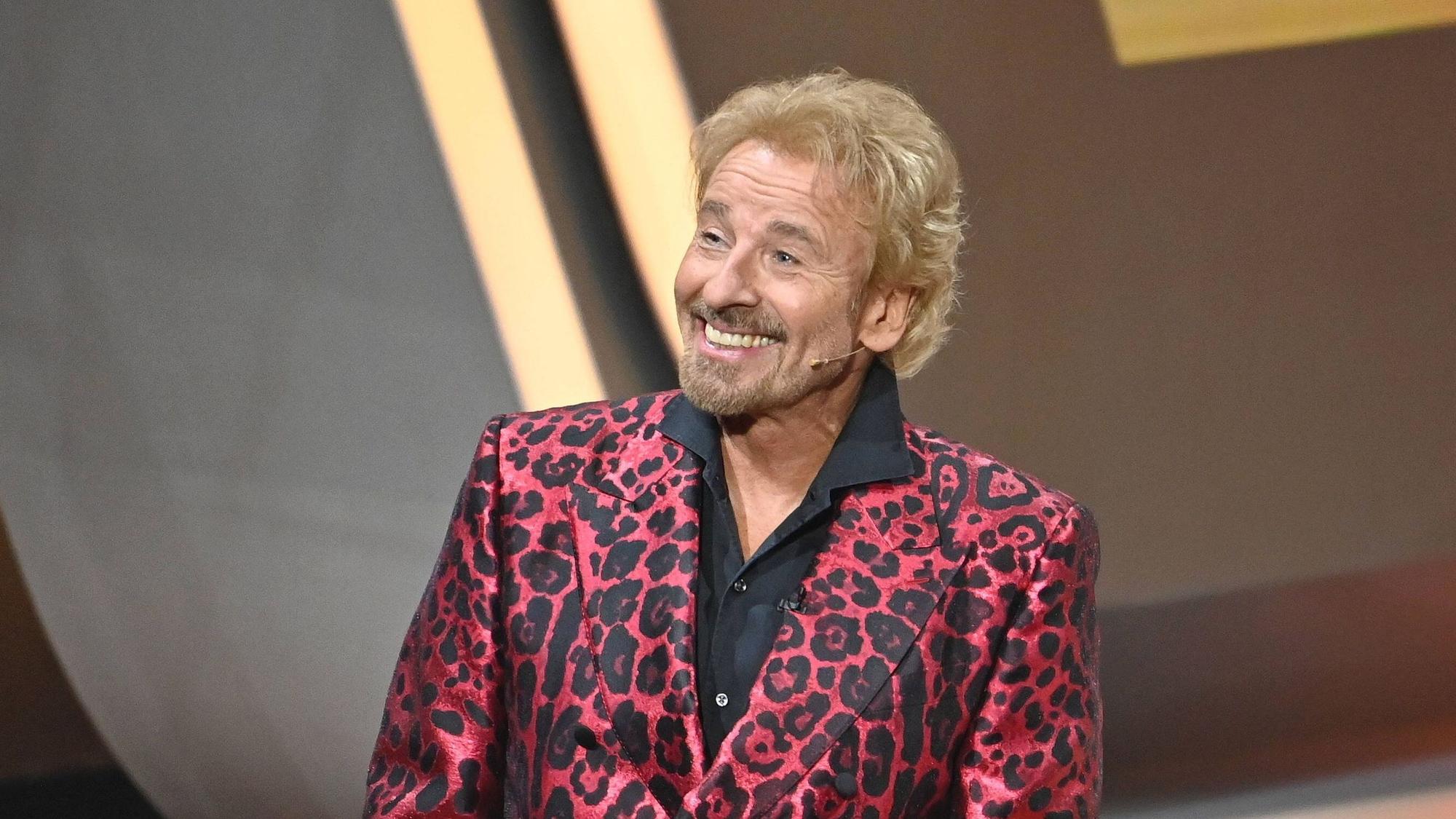 Thomas Gottschalk lacht in Richtung Publikum.
