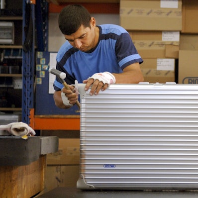 Ein Mitarbeiter des Kölner Unternehmens Rimowa führt 2005 die Endkontrolle an einem Aluminium-Koffer in der Kölner Produktion durch. Rimowa hat mit dem Leichtmetall-Koffer eine Ikone geschaffen.