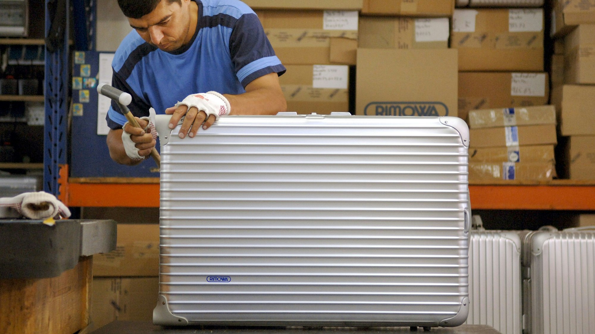 Ein Mitarbeiter des Kölner Unternehmens Rimowa führt 2005 die Endkontrolle an einem Aluminium-Koffer in der Kölner Produktion durch. Rimowa hat mit dem Leichtmetall-Koffer eine Ikone geschaffen.