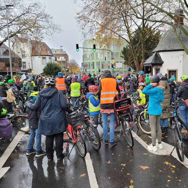 Das Foto zeigt Kinder, Jugendliche und Erwachsene nahe der Unfallstelle am Pau-Decker-Platz.