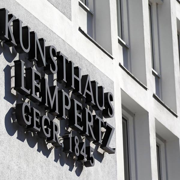 An einer Hausfassade steht der Schriftzug des Kunsthauses Lempertz.