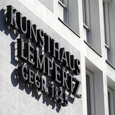 An einer Hausfassade steht der Schriftzug des Kunsthauses Lempertz.