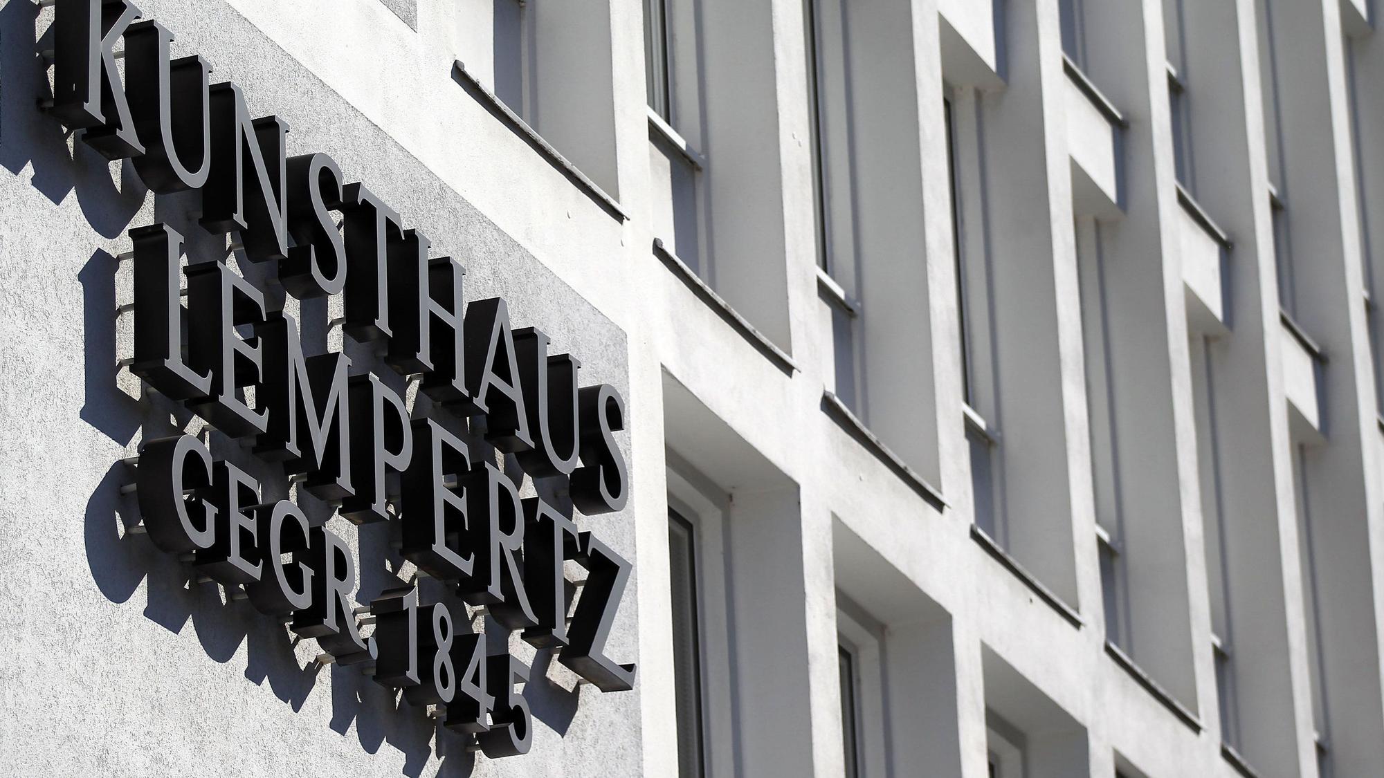 An einer Hausfassade steht der Schriftzug des Kunsthauses Lempertz.