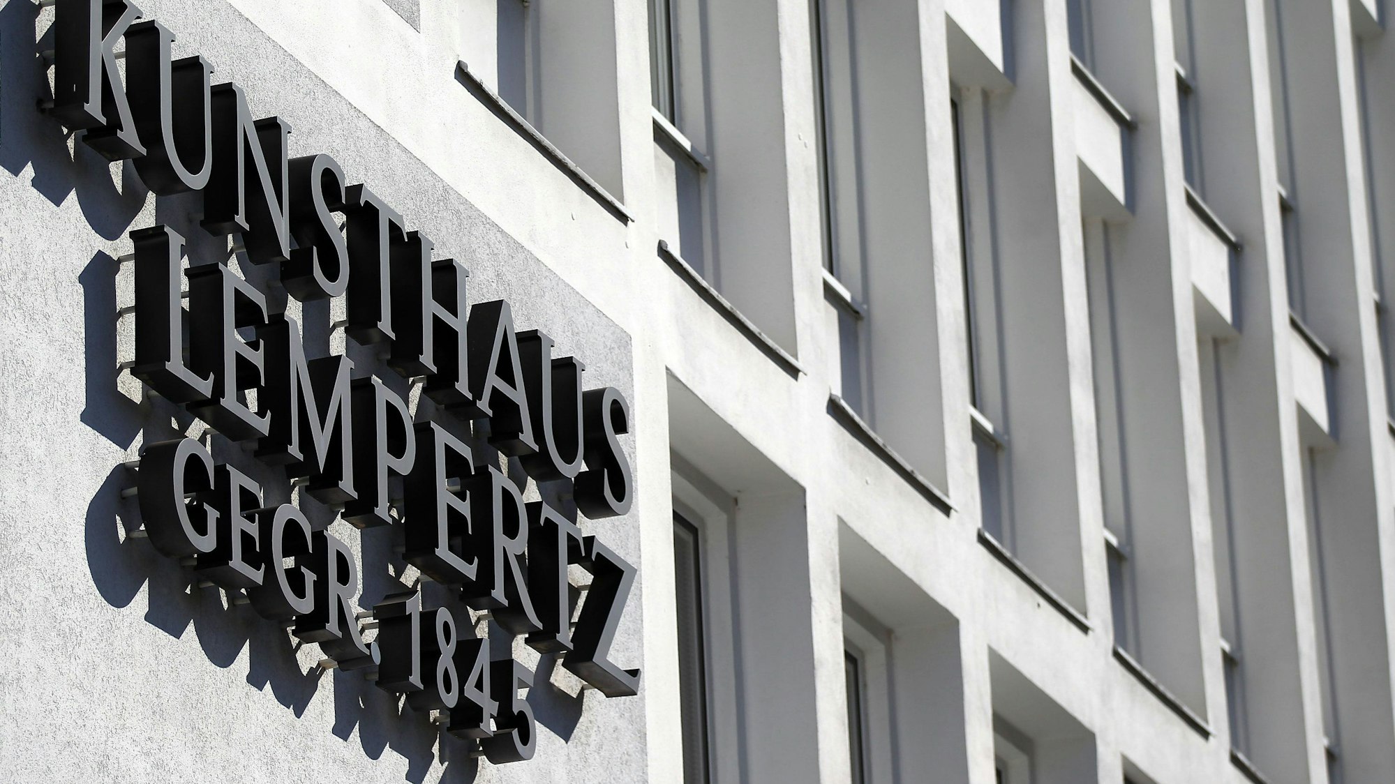 An einer Hausfassade steht der Schriftzug des Kunsthauses Lempertz.