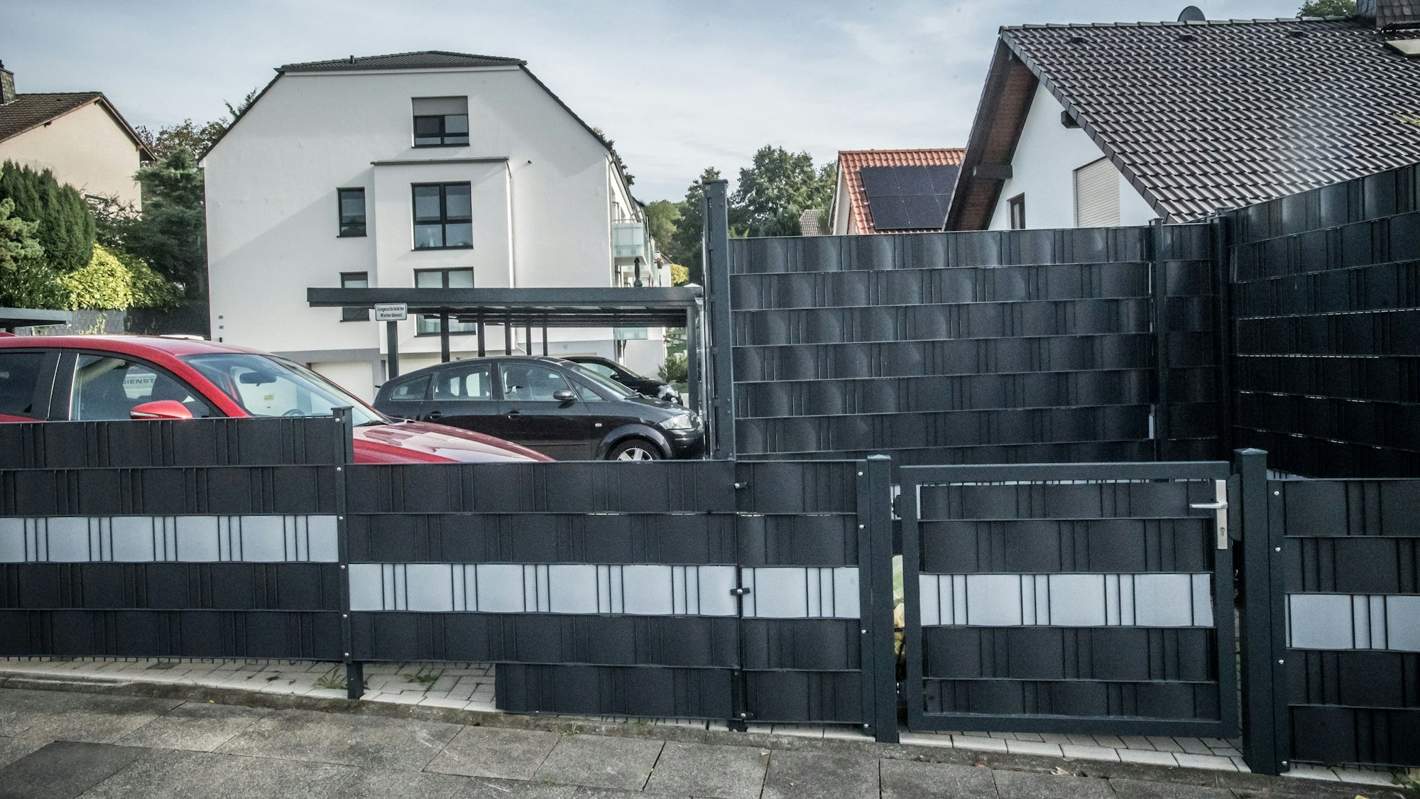 Plastikzäune an einem Grundstück.