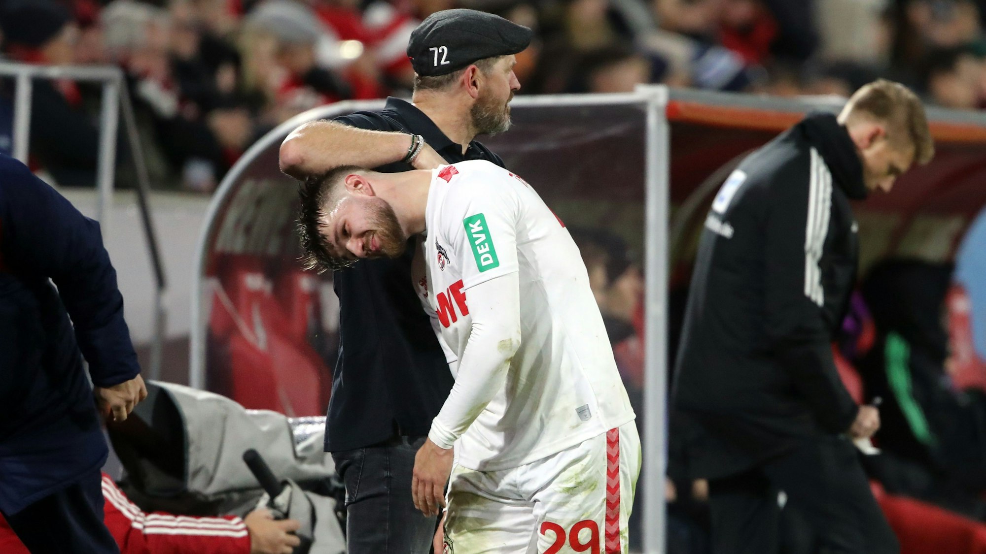 Steffen Baumgart und Jan Thielmann an der Seitenlinie während des Spiels gegen den FC Bayern.