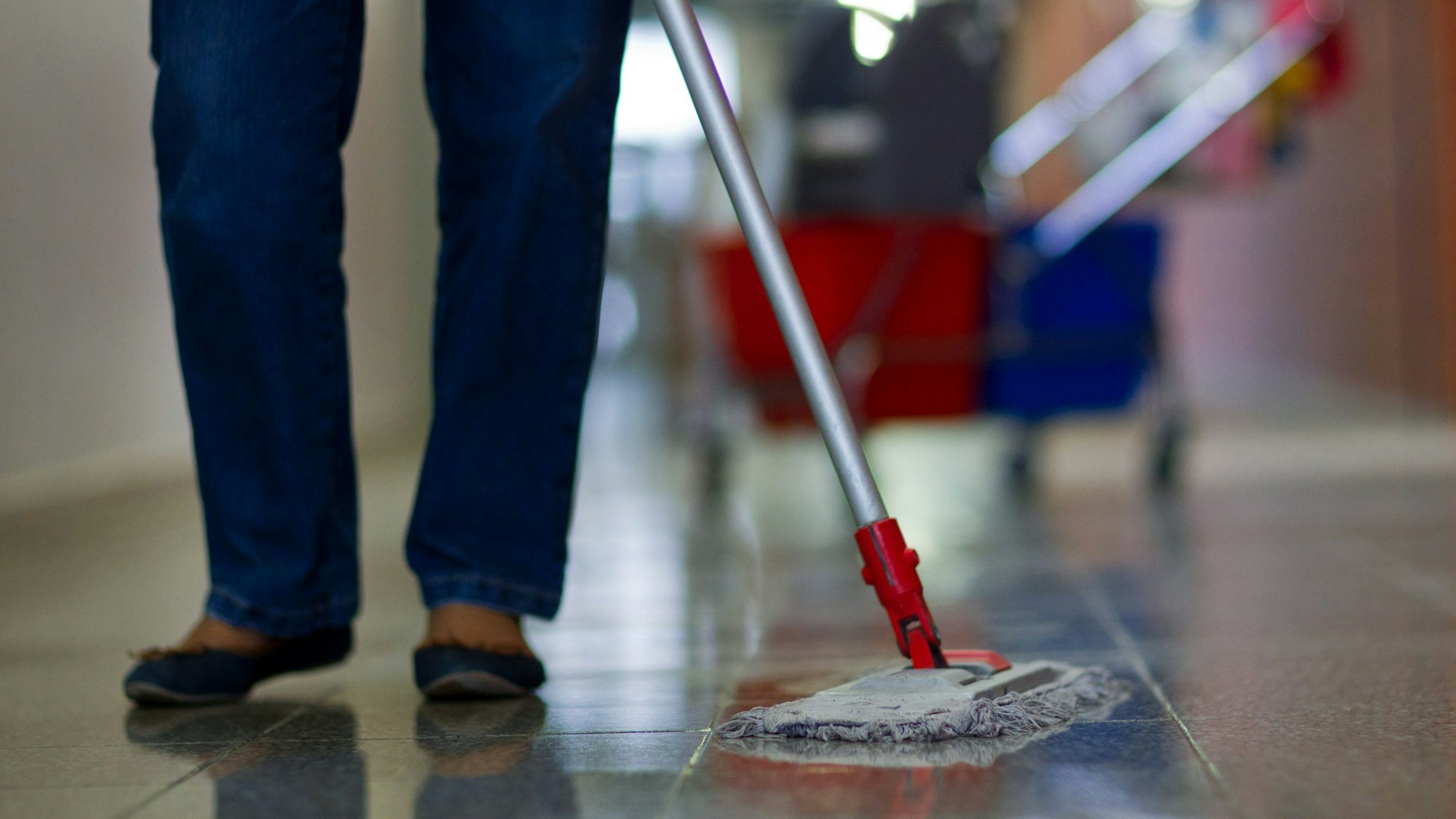 ARCHIV - Eine Gebäudereinigerin wischt am 16.11.2011 den Flur in einer Berufsschule in Schwerin (Mecklenburg-Vorpommern). Immer mehr Menschen im Südwesten arbeiten unter prekären Bedingungen. Besonders betroffen sind junge Leute und Frauen. Das geht aus einer am 07.06.2013 veröffentlichten Studie des Internationalen Instituts für Empirische Sozialökonomie hervor, die der Deutsche Gewerkschaftsbund (DGB) Baden-Württemberg in Auftrag gegeben hatte. Foto: Jens Büttne/dpa (Zu lsw: «Studie: Immer mehr Arbeitnehmer im Südwesten mit bedenklichen Jobs» vom 07.06.2013) +++(c) dpa - Bildfunk+++