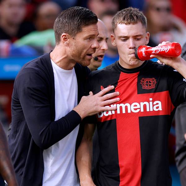 Florian Wirtz im Gespräch mit Xabi Alonso