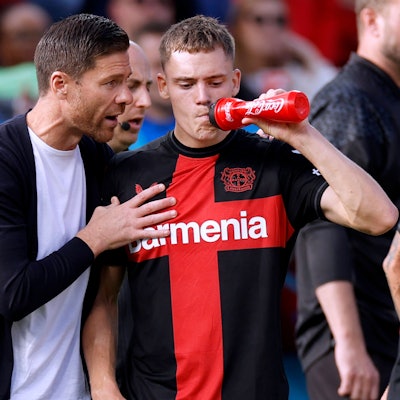 Florian Wirtz im Gespräch mit Xabi Alonso