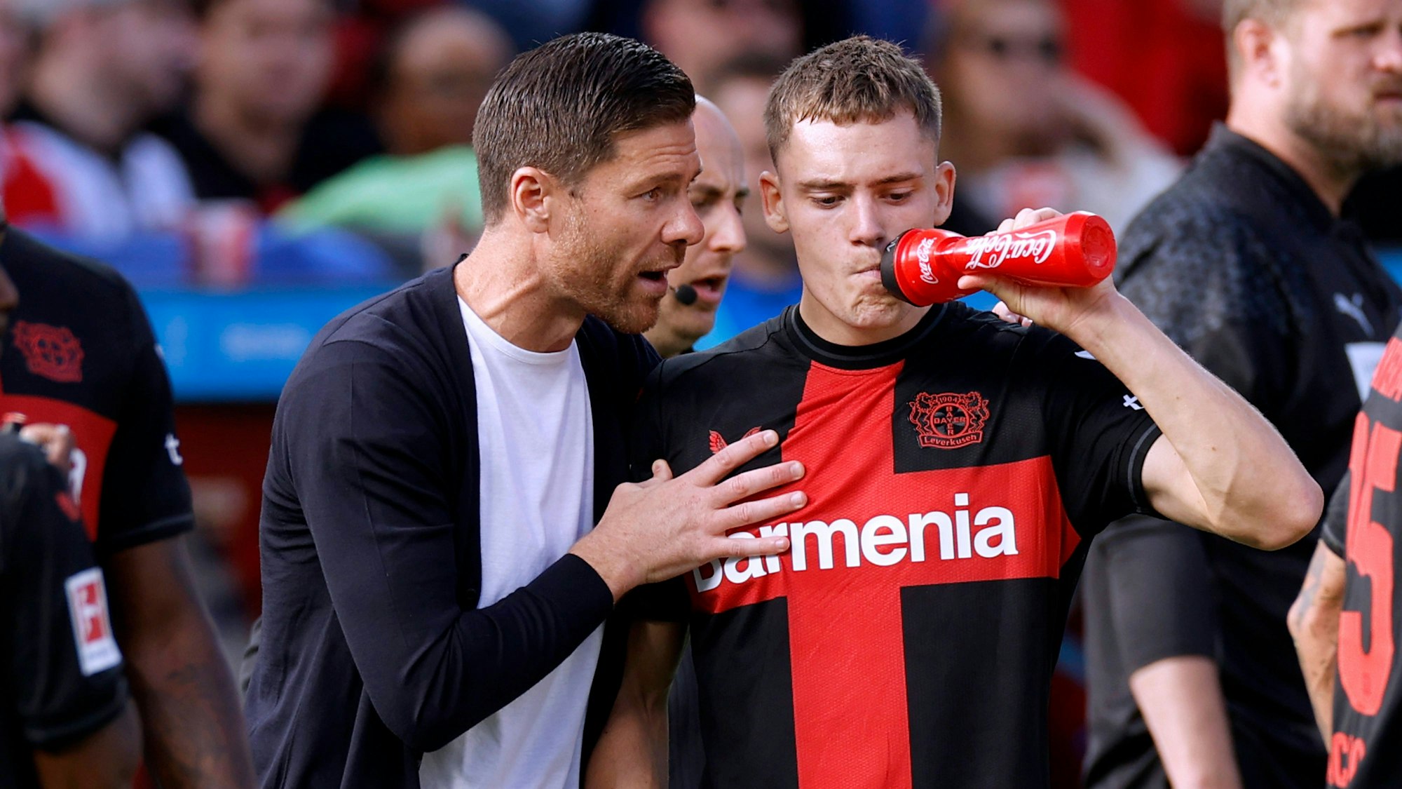 Xabi Alonso mit Florian Wirtz im Hinspiel gegen Heidenheim
