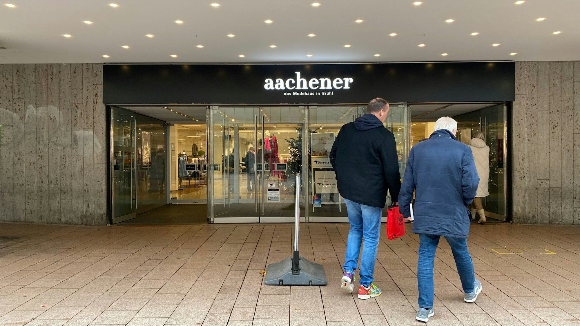 Zu sehen ist der Haupteingang des Modehauses am Steinweg in Brühl.