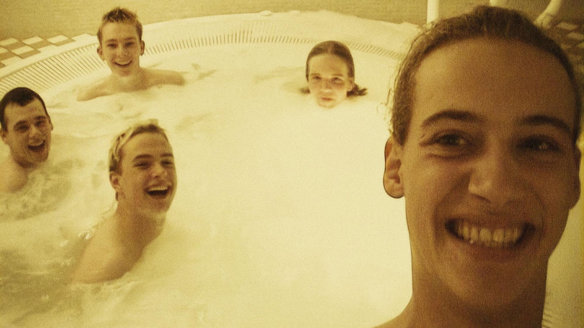 SÜDWESTRUNDFUNK
„Echt – unsere Jugend“, eine dokumentarische Coming-of-Age-Trilogie - Drei Folgen à 60 Minuten, erzählt von Kim Frank / ab 23. November 2023 in der ARD Mediathek / Koproduktion im Auftrag von SWR, ARD Kultur, MDR, NDR, rbb, BR und Radio Bremen in Zusammenarbeit mit „Echt“
Die Band „Echt“ im Hotel-Whirlpool 1998
© SWR/Echt, honorarfrei - Verwendung gemäß der AGB im engen inhaltlichen, redaktionellen Zusammenhang mit genannter SWR-Sendung und bei Nennung "Bild: SWR/Echt" (S2). SWR Presse/Bildkommunikation, Baden-Baden, Tel: 07221/929-22202, foto@swr.de.
