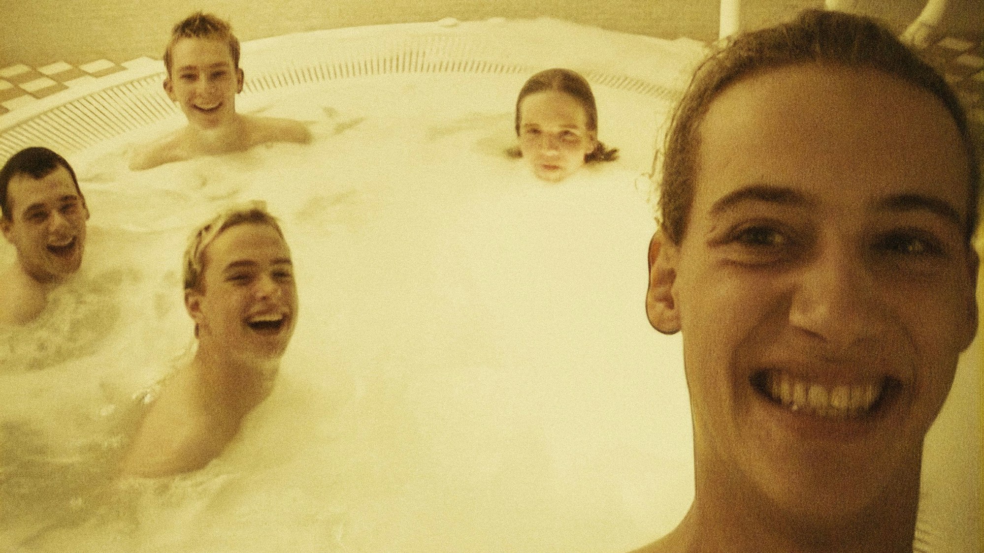 SÜDWESTRUNDFUNK
„Echt – unsere Jugend“, eine dokumentarische Coming-of-Age-Trilogie - Drei Folgen à 60 Minuten, erzählt von Kim Frank / ab 23. November 2023 in der ARD Mediathek / Koproduktion im Auftrag von SWR, ARD Kultur, MDR, NDR, rbb, BR und Radio Bremen in Zusammenarbeit mit „Echt“
Die Band „Echt“ im Hotel-Whirlpool 1998
© SWR/Echt, honorarfrei - Verwendung gemäß der AGB im engen inhaltlichen, redaktionellen Zusammenhang mit genannter SWR-Sendung und bei Nennung "Bild: SWR/Echt" (S2). SWR Presse/Bildkommunikation, Baden-Baden, Tel: 07221/929-22202, foto@swr.de.