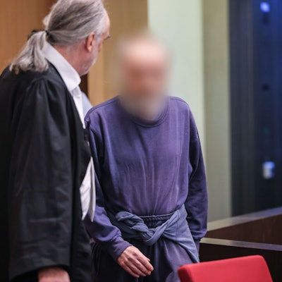 24.11.2023, Nordrhein-Westfalen, Düsseldorf: Der Angeklagte (r) kommt neben seinem Anwalt Frank Schubert in den Gerichtssaal. Wegen einer verheerenden Explosion in einem Hochhaus in Ratingen muss sich ein 57 Jahre alter Deutscher vor dem Landgericht Düsseldorf verantworten. Bei der Explosion vor sechs Monaten wurden mehrere Einsatzkräfte von Polizei, Feuerwehr und Rettungsdienst zum Teil schwer verletzt. Foto: Oliver Berg/dpa Pool/dpa - ACHTUNG: Person(en) wurde(n) aus rechtlichen Gründen gepixelt +++ dpa-Bildfunk +++