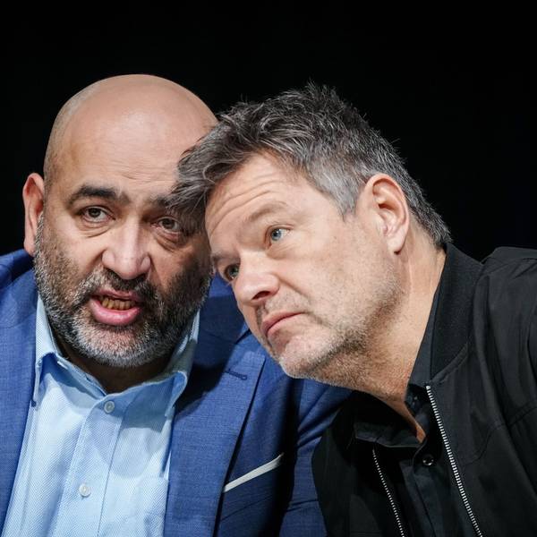 Omid Nouripour (links), Bundesvorsitzender von Bündnis 90/Die Grünen, und Robert Habeck (Bündnis 90/Die Grünen), Bundesminister für Wirtschaft und Klimaschutz, nehmen am Bundesparteitag von Bündnis 90/Die Grünen teil. Die Bundesdelegiertenkonferenz dauert bis zum 26. November 2023.