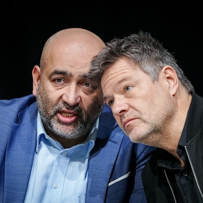 Omid Nouripour (links), Bundesvorsitzender von Bündnis 90/Die Grünen, und Robert Habeck (Bündnis 90/Die Grünen), Bundesminister für Wirtschaft und Klimaschutz, nehmen am Bundesparteitag von Bündnis 90/Die Grünen teil. Die Bundesdelegiertenkonferenz dauert bis zum 26. November 2023.