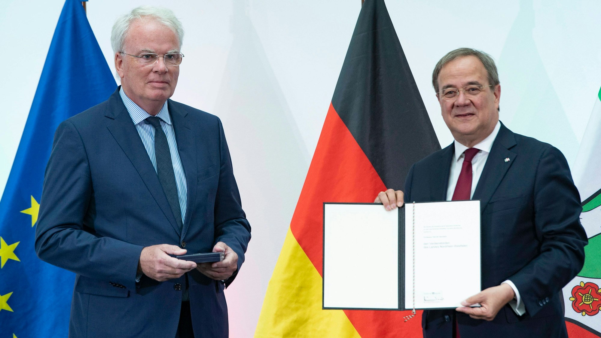 Armin Laschet überreicht Henrik Hanstein eine Urkunde.