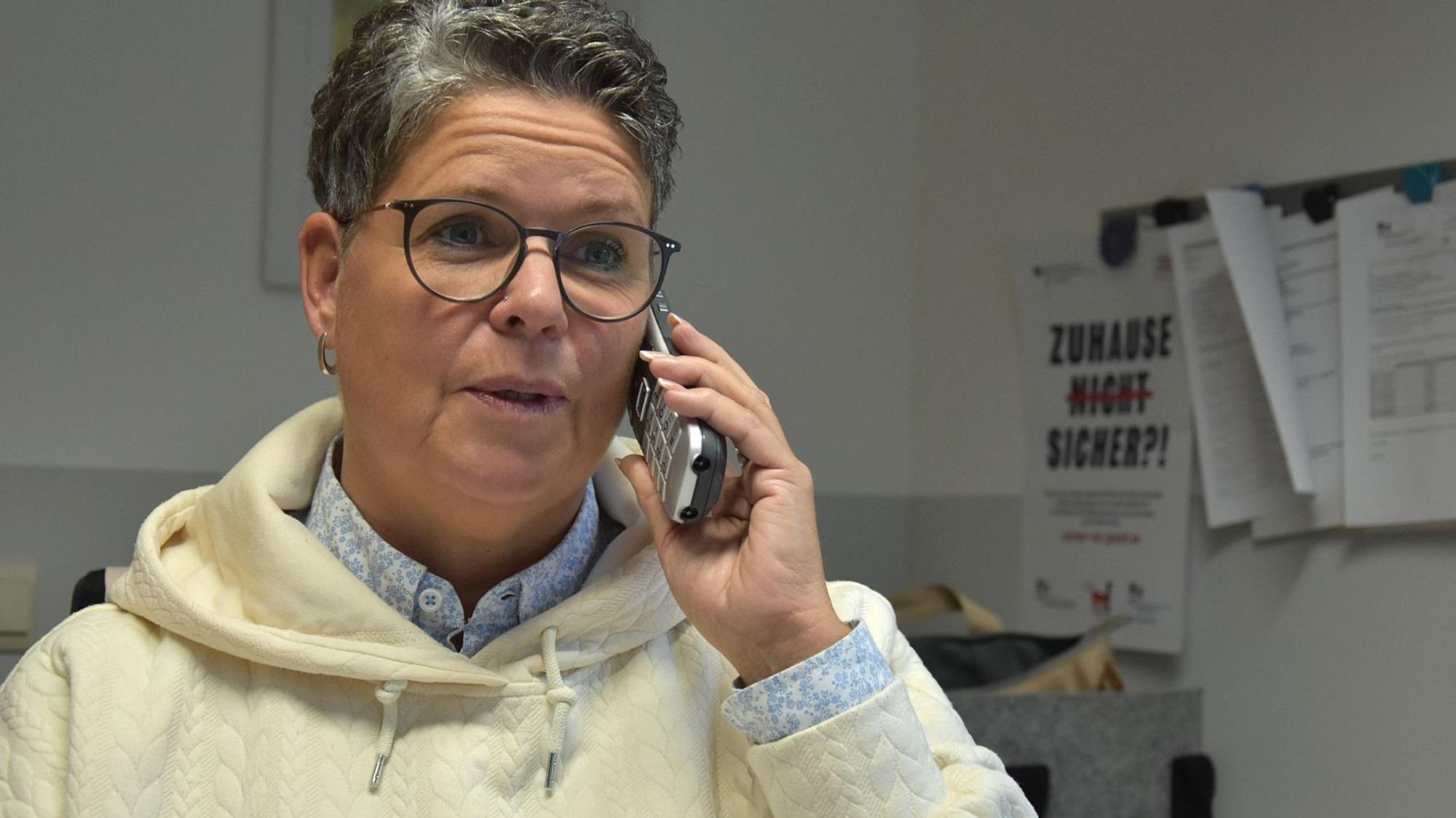 Eine Frau am Telefon.