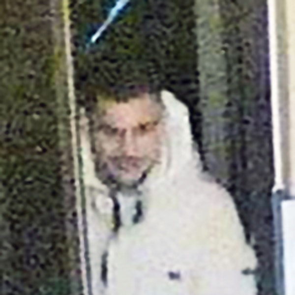 Ein Mann mit schwarzen Haaren und weißer Jacke