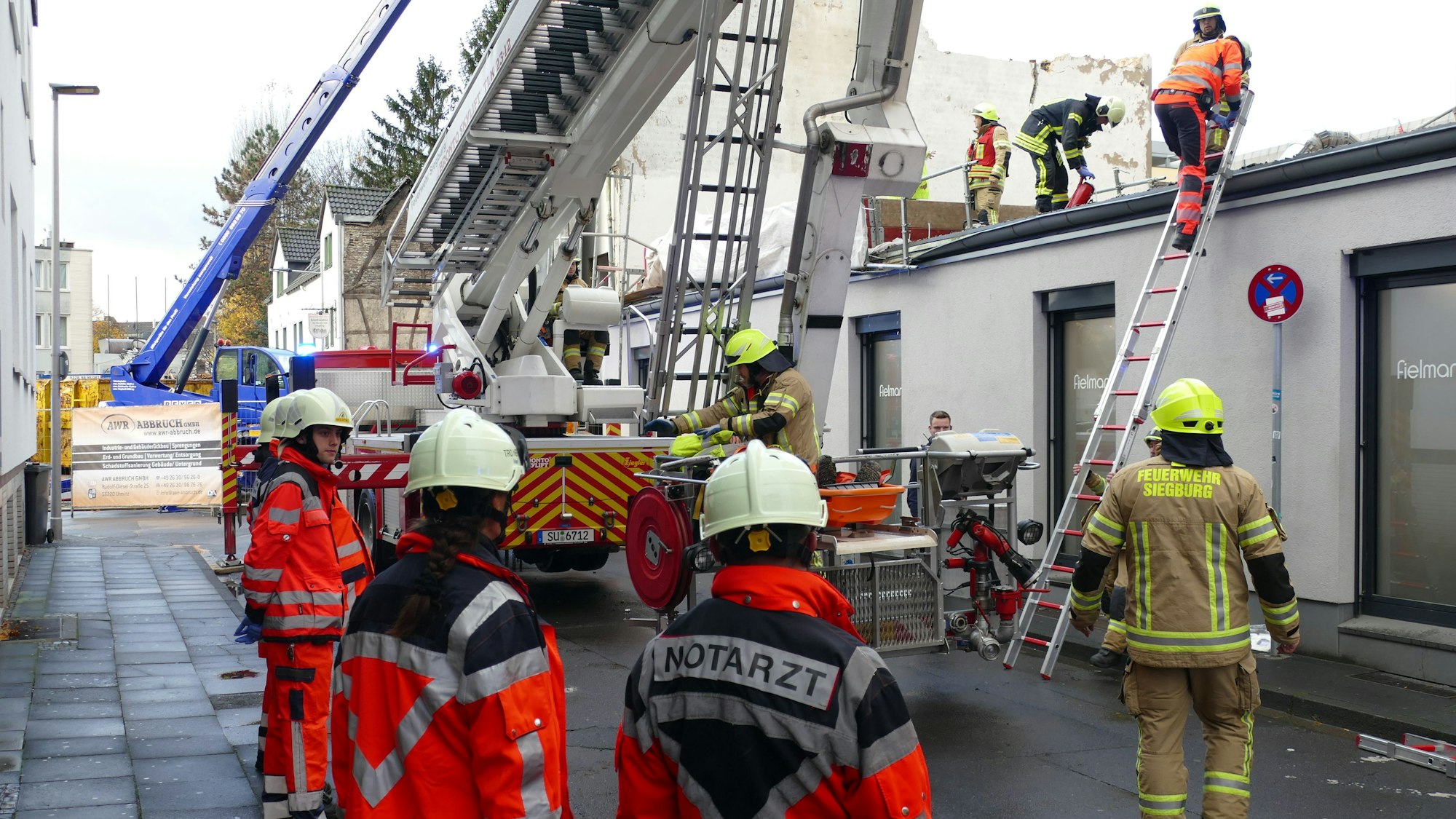 Feuerwehrleute bei einem Einsatz.