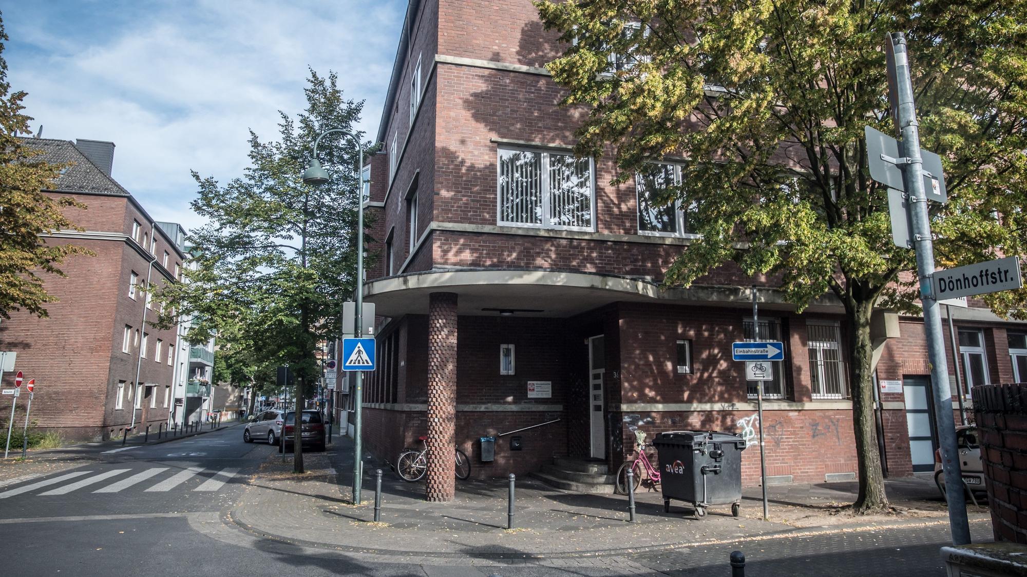 Blick auf den Tagestreff der Caritas in der Schulstraße in Wiesdorf, wo sich am 4. August 2023 eine Bluttat ereignete.