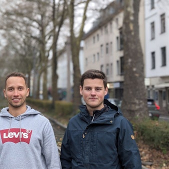 Max Krumm, Geronimo Pfeffer und Michel Sayn stehen auf einer Straße in Köln.