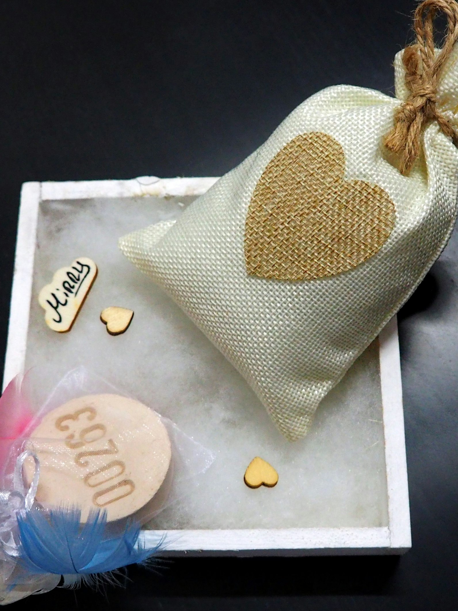 Auf einem Tablett liegen Urnen und Co.