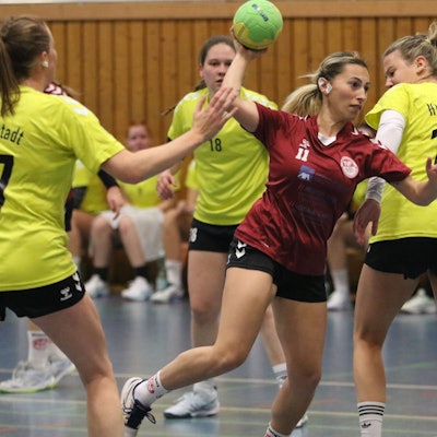 Das Bild zeigt Handballerin Elena Petreska, die zum Wurf angesetzt hat.