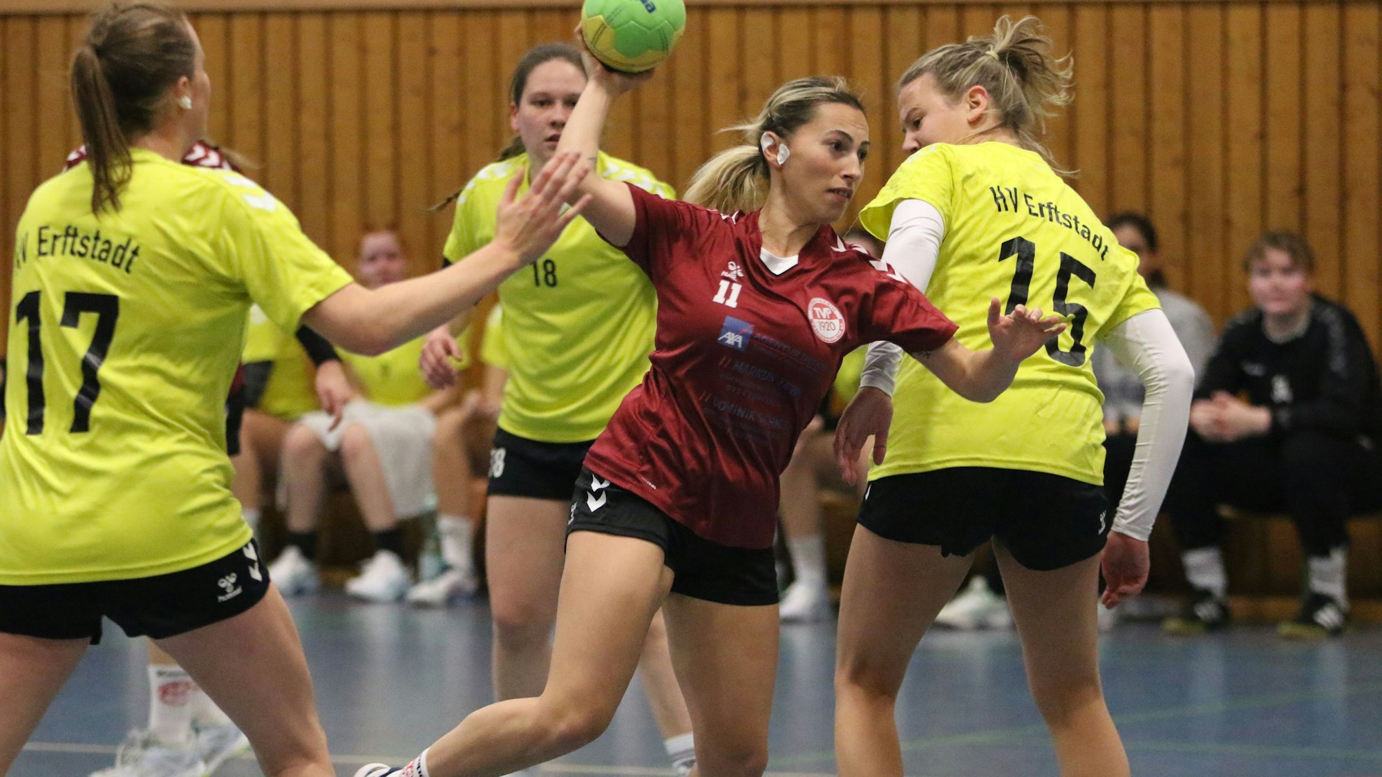 Das Bild zeigt Handballerin Elena Petreska, die zum Wurf angesetzt hat.