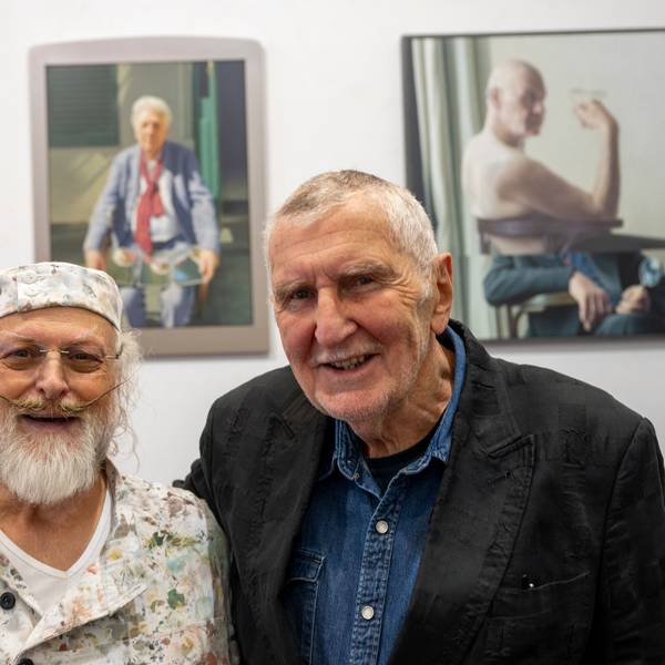 Jan Peter Tripp und Galerist Bernd Bauer, im Hintergrund zwei Portraits