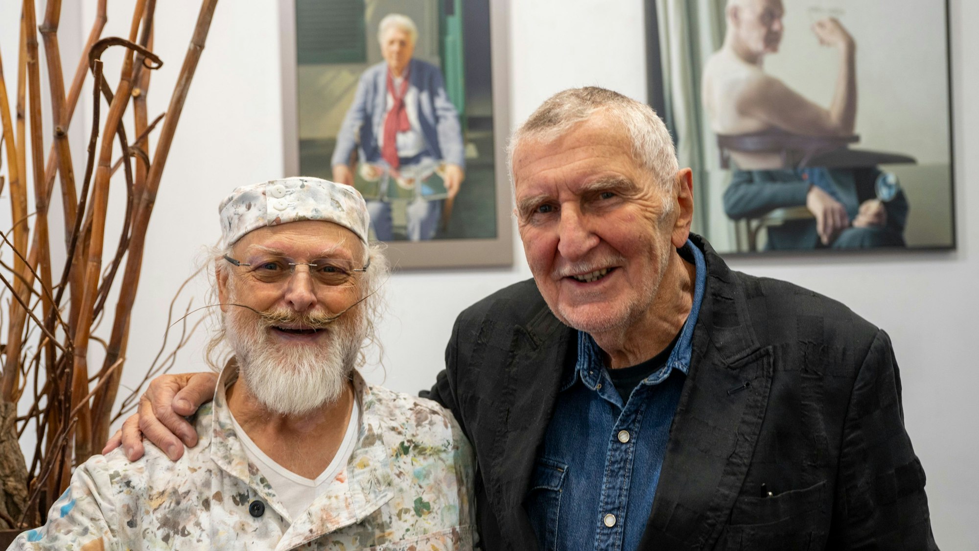 Jan Peter Tripp und Galerist Bernd Bauer, im Hintergrund zwei Portraits