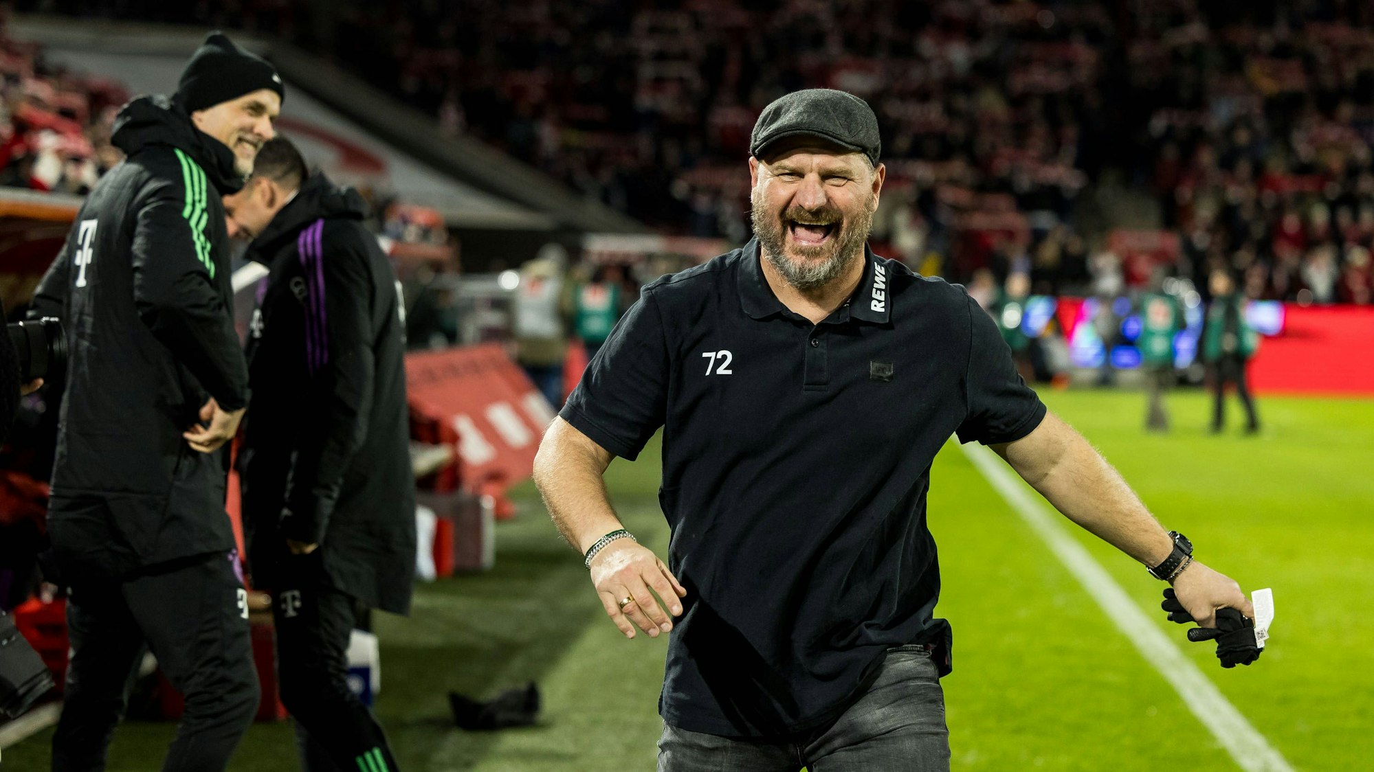 Kölns Trainer Steffen Baumgart bekam vor der Partie Handschuhe geschenkt.