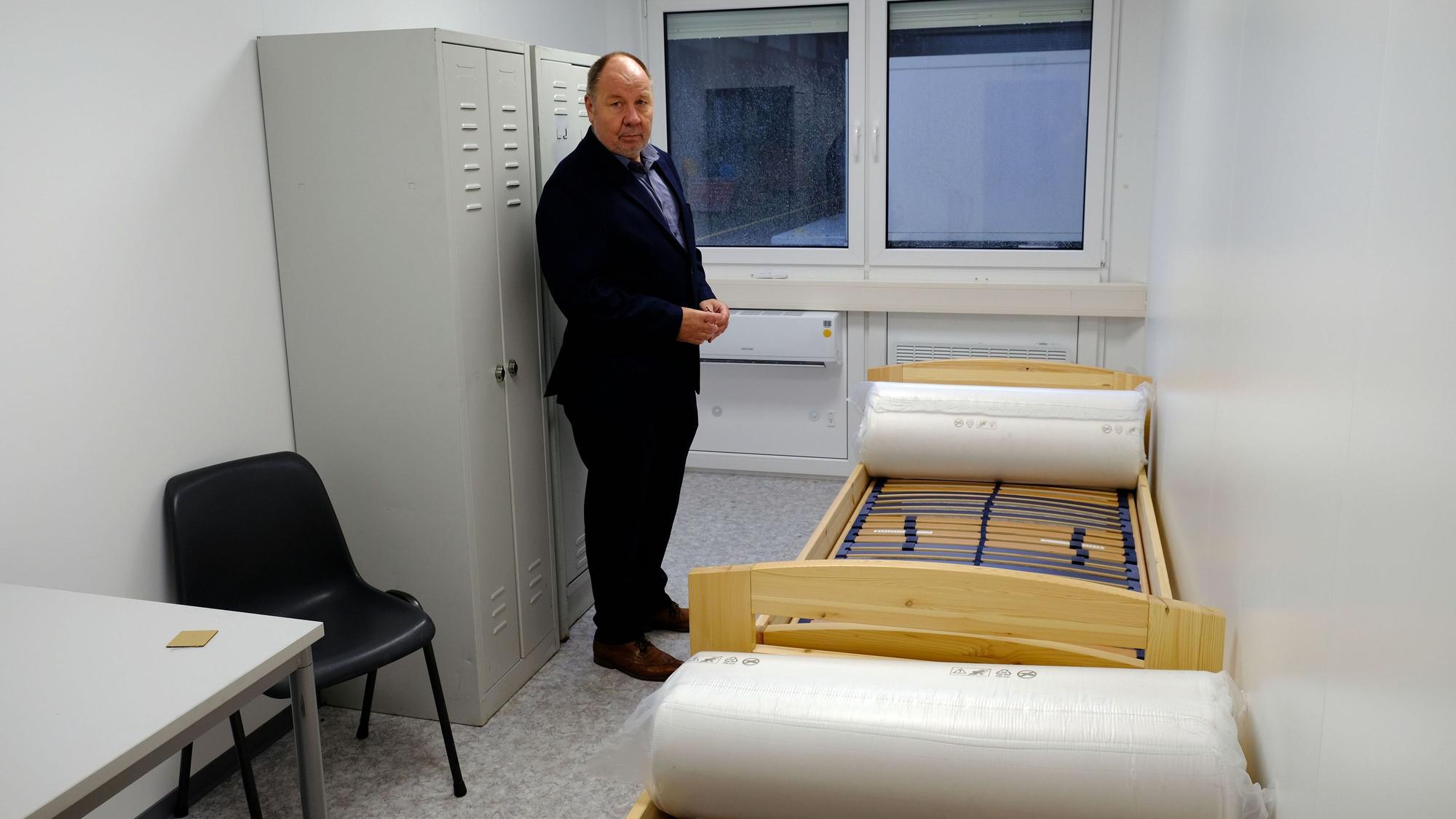 Mechatronics-Geschäftsleiter Jürgen Carl in einem der Wohncontainer, die mit zwei Betten, Schränken und Tisch ausgestattet sind.