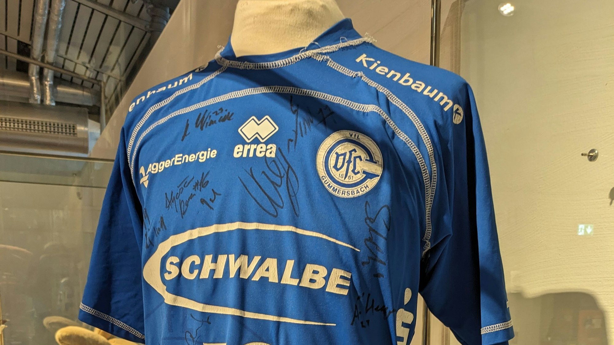 Im Bild ist ein ausgestelltes Handball-Trikot.