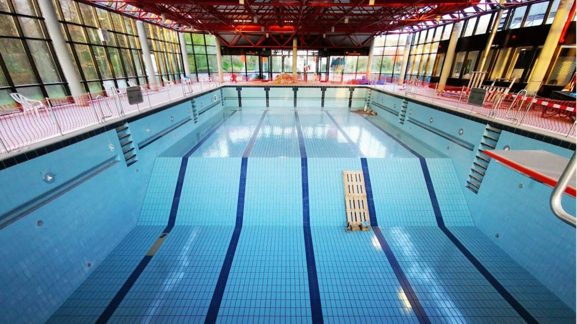 Auf dem Foto ist das Schwimmbecken des „Fresh-Open“-Bades in Frechen zu sehen.